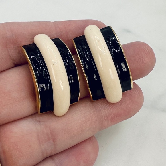 Vintage Monet Pierced Earrings 80s 90s Signed Half Hoops Black and Cream Enamel - Picture 5 of 10